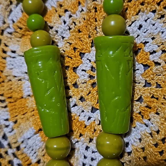 Vintage Green Carved Lucite Beaded Statement Necklace - Picture 5 of 9